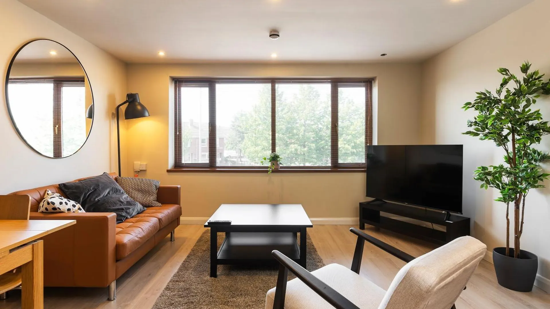 The Van Gogh - Unique 1 Bd -Gold Short Term Stays Belfast 0*,  Birleşik Krallık