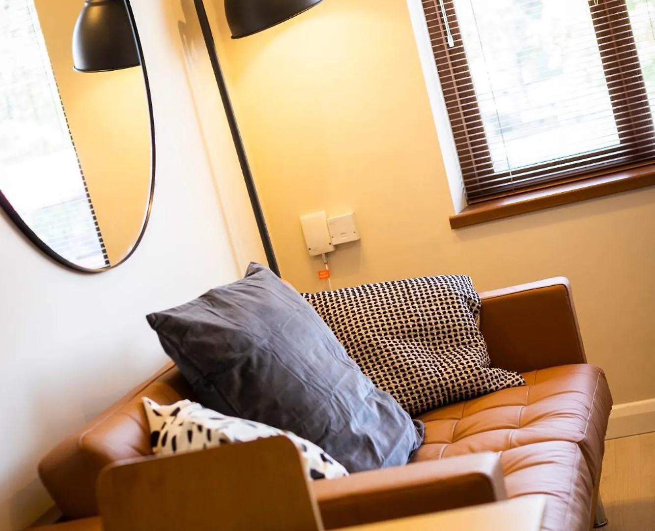The Van Gogh - Unique 1 Bd -Gold Short Term Stays Belfast 0*,  Birleşik Krallık